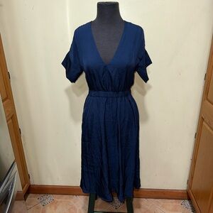 Woman’s Everlane short sleeve dress